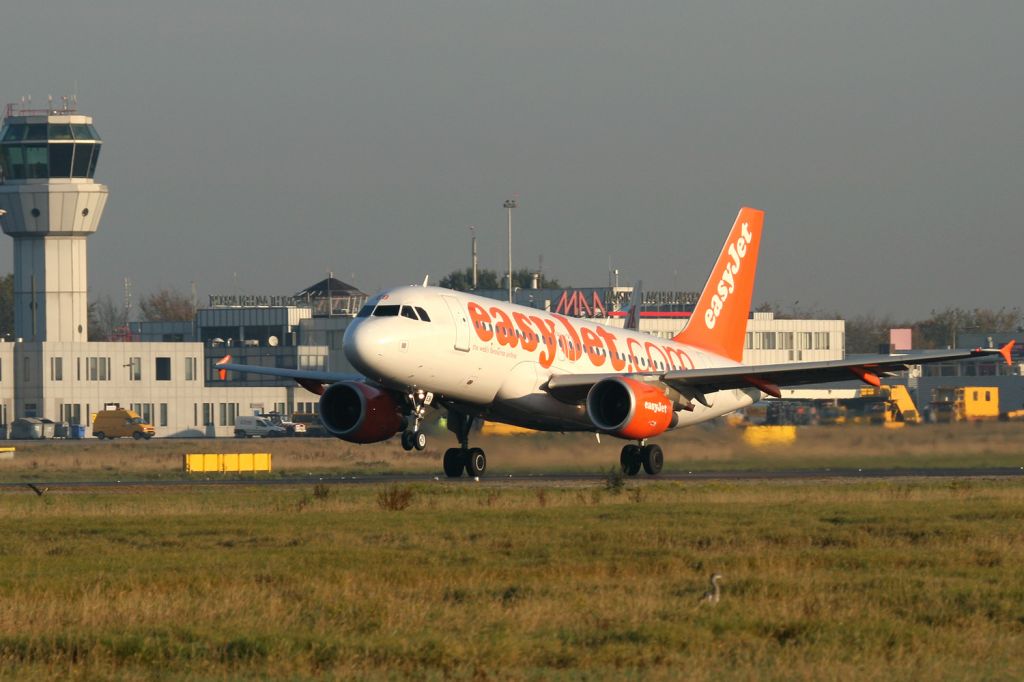 Airbus A320 (G-EZEB)