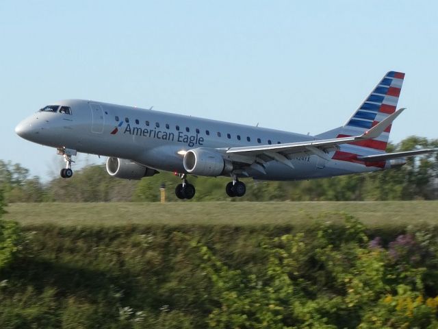 Embraer 175 (N424YX)
