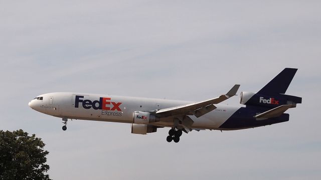 Boeing MD-11 (N522FE) - "Katelyn" on short final to 18R.