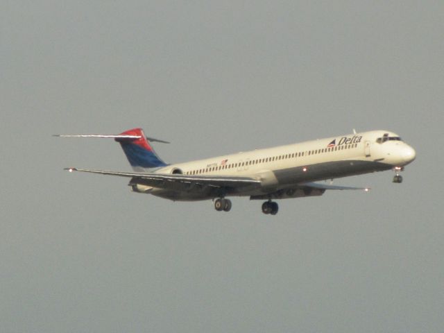 McDonnell Douglas MD-88 (N977DL)