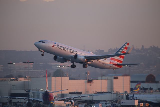 Boeing 737-800 (N965AN)