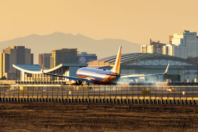 Boeing 737-800 (N8639B) - A Southwest Airlines 737-800 landing at PHX on 2/5/23. Taken with a Canon R7 and Tamron 70-200 G2 lens.
