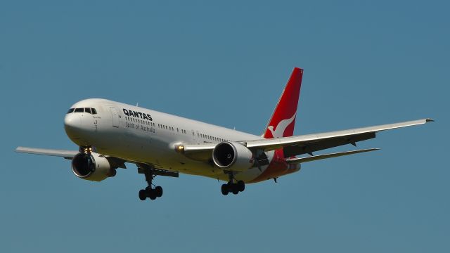 BOEING 767-300 (VH-OGU) - Qantas flight QF435 from Sydney landing at Melbourne Airport RWY 34. 19/10/2011