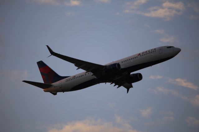 Boeing 737-900 (N914DU)