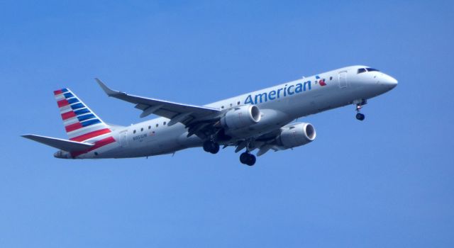 Embraer ERJ-190 (N951UW) - On final is this 2007 American Airlines Embraer ERJ-190-100 in the Spring of 2019.