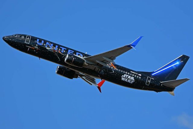 Boeing 737-800 (N37262) - United Boeing 737-824 N37262 Star Wars: The Rise of Skywalker taking off from Phoenix Sky Harbor on March 15, 2020