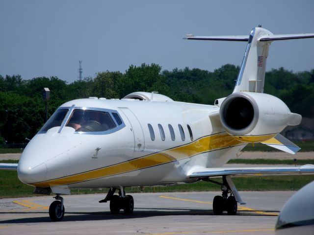 Learjet 60 (N777MC) - Taxiing up to its hangar.  Rating is important to me so if you would rate my pictures, that would be great!