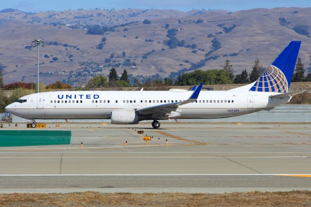 Boeing 737-900 (N37409)