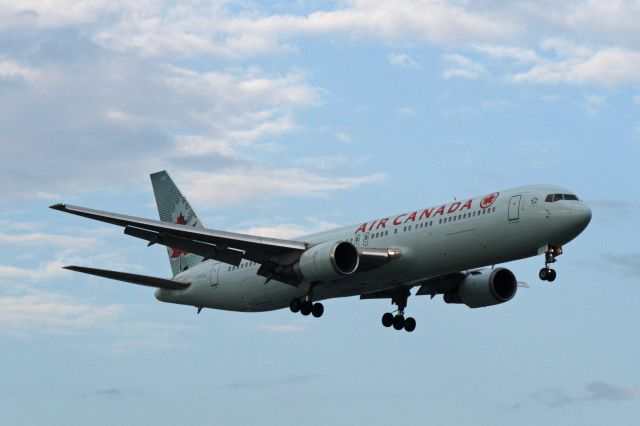 Airbus A330-300 (C-FCAG)