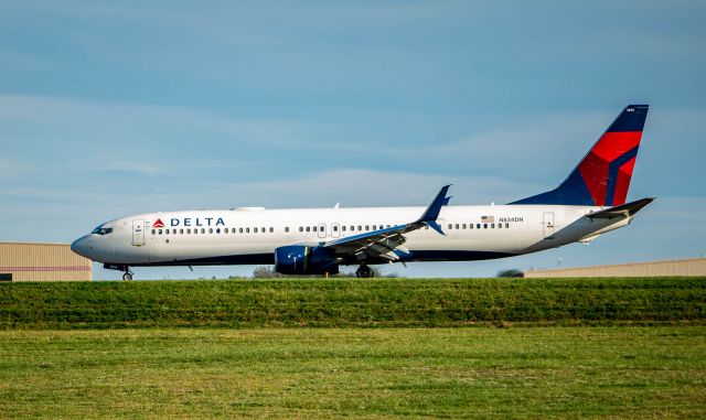 Boeing 737-900 (N834DN) - Delta Gators football charter arriving KLEX Lexington's Bluegrass Airport.