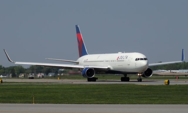 BOEING 767-300 (N184DN) - DIVERSION!! This 767-300 was supposed to be going from JFK-ANC but diverted to BUF for an electrical issue. The plane stayed overnight and departed the next day. Such a cool sight; seeing heavies divert to smaller airports like BUF! (taxi shot)