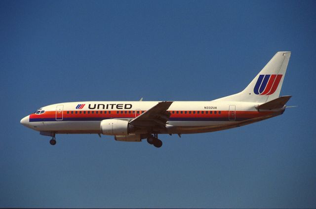 BOEING 737-300 (N332UA) - Final Approach to KLAX Intl Airport on 1989/08/31