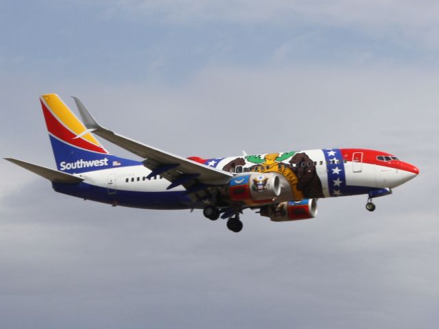 Boeing 737-700 (N280WN) - Southwest Missouri one landing on runway 17R at Louisville international Airport.