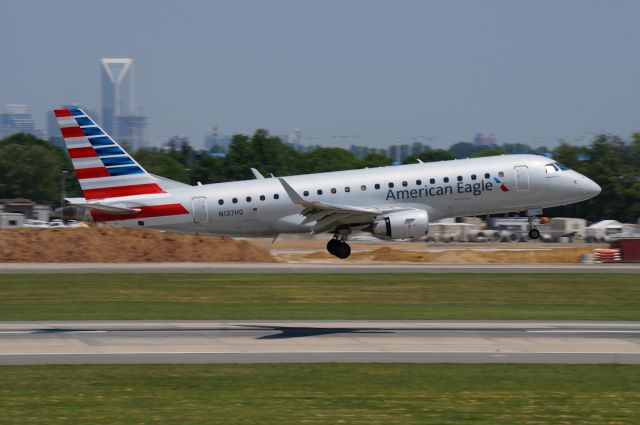 Embraer 170/175 (N137HQ)