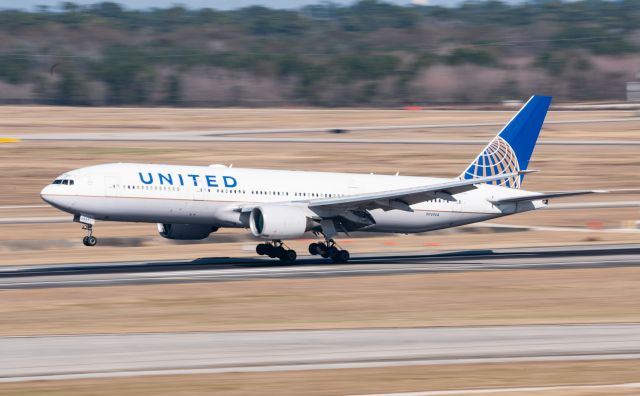 Boeing 777-200 (N769UA) - United B777 N759UA about to touchdown on RWY08L