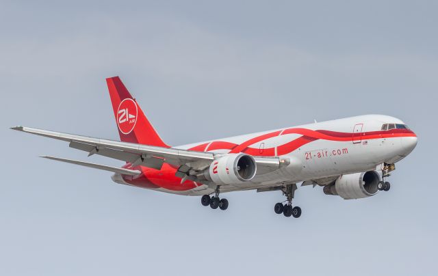 BOEING 767-200 (N999YV) - Many YYZ spotters out today to catch this beauty in from Miami