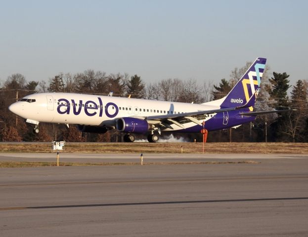 Boeing 737-800 (N803XT)
