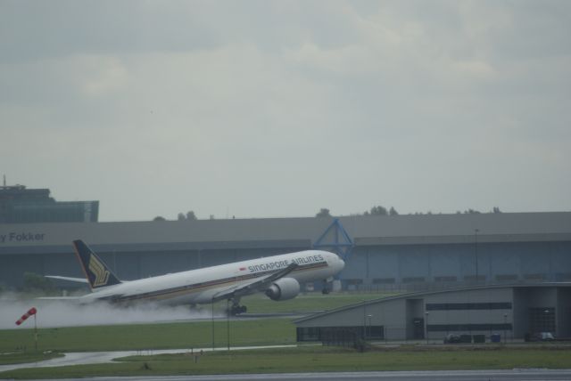 Boeing 777-200 (9V-SWO) - B77-312ER cn34580  Take Off rwy18L 15-07-2012