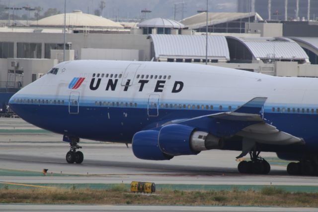 Boeing 747-400 (N122UA)