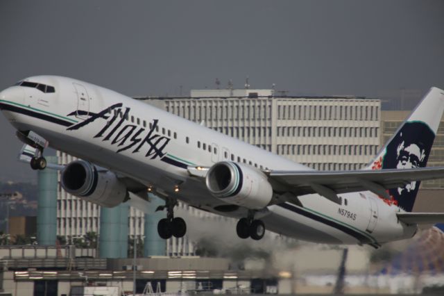 Boeing 737-800 (N579AS)