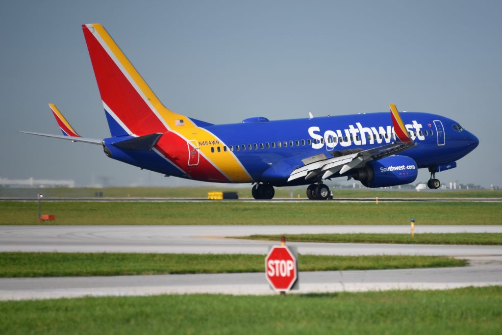 Boeing 737-700 (N464WN) - Runway 32 arrival 09-14-22. She "flew" right through/past that stop sign!