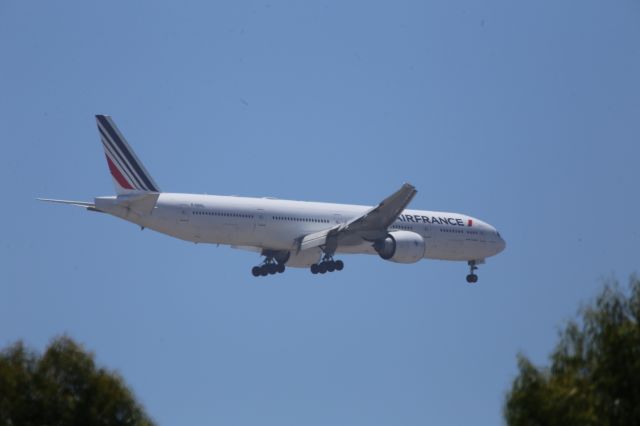 BOEING 777-300ER (F-GSQL)