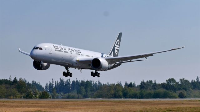 Boeing 787-9 Dreamliner (ZK-NZQ) - BOE997 on short final to Rwy 34L to complete a B1 flight on 9.5.18. (ln 751 / cn 39296).