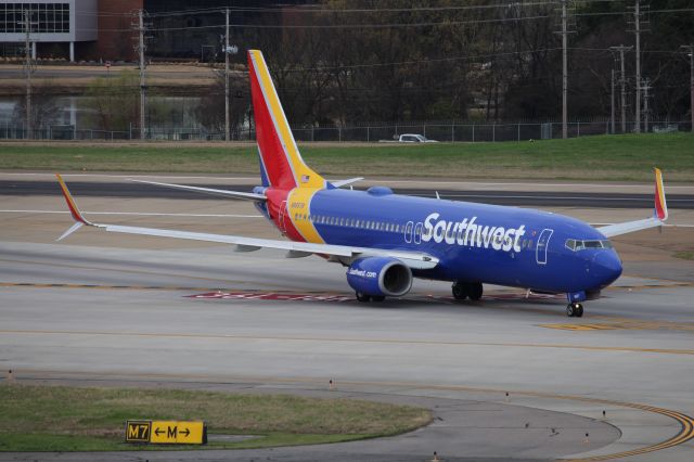 Boeing 737-800 (N8657B)