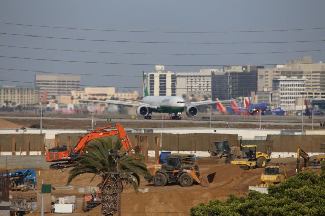 BOEING 777-300ER (B-16719)