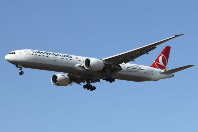 BOEING 777-300 (TC-JJU) - 27/09/2022: Flight from Istanbul (IST) on final to runway 12.