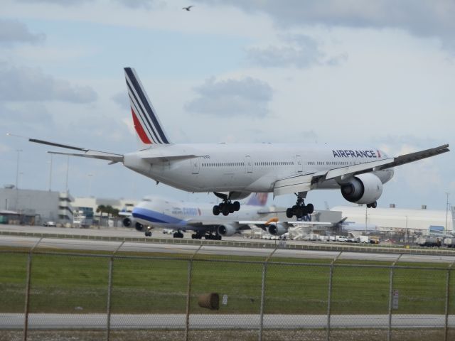 BOEING 777-300ER (F-GSQD)