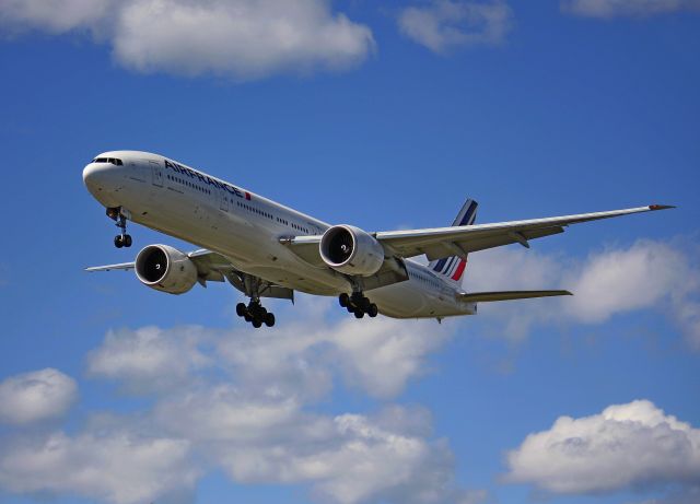 BOEING 777-300 (F-GZNF)