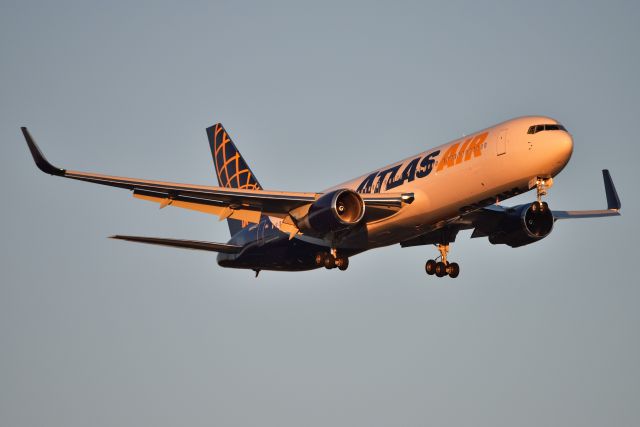 BOEING 767-300 (N664GT) - 23-R 02-18-22 Golden hour arrival.