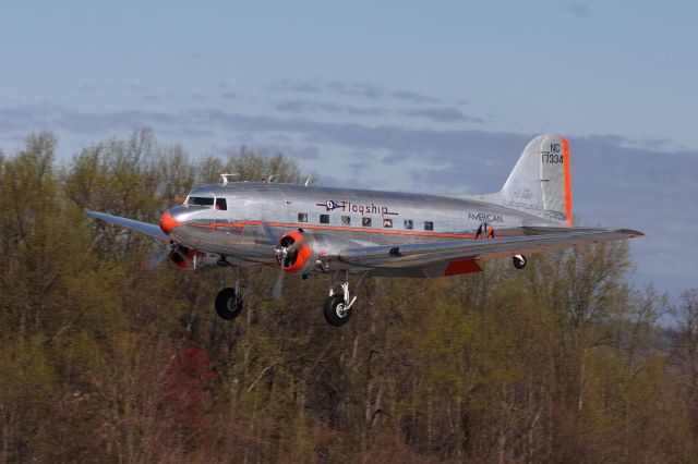 Douglas DC-3 (N17334)