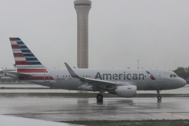 Airbus A319 (N9029F) - under heavy rain