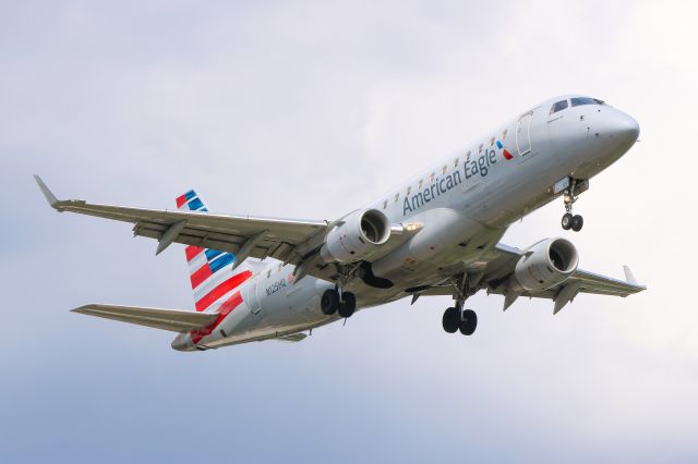Embraer 175 (N125HQ)