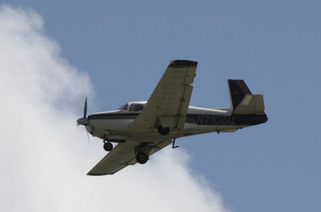 Mooney M-20 (N7106U) - Mooney M-20 (N7106U) arrives at Sarasota-Bradenton International Airport following a flight from Kissimmee-Gateway Airport