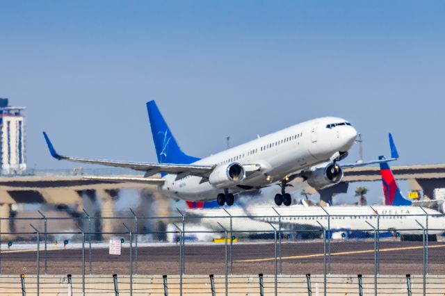 Boeing 737-800 (N916XA) - An iAero 737-800 taking off from PHX on 3/4/23. Taken with a Canon R7 and Canon EF 100-400 L II lens.