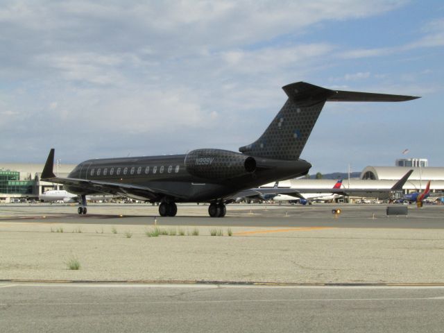Bombardier Global Express (N999V) - Taxiing to RWY 20R