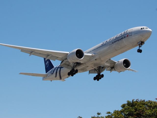 BOEING 777-300ER (F-GZNE) - THEIR "SKYTEAM" LIVERY @ "IN-N-OUT BURGER/LAX"  !!!