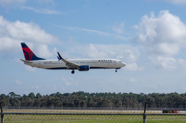 Boeing 737-900 (N826DN)