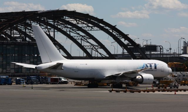 BOEING 767-200 (N763CX)