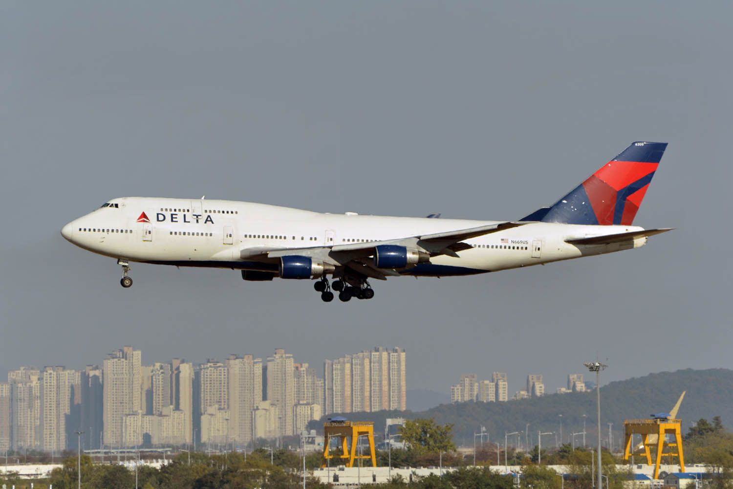 Boeing 747-400 (N669US)