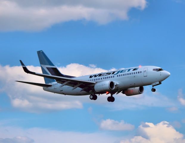 Boeing 737-700 (C-FBWJ) - Landing on rwy 25, arriving from Edmonton International.