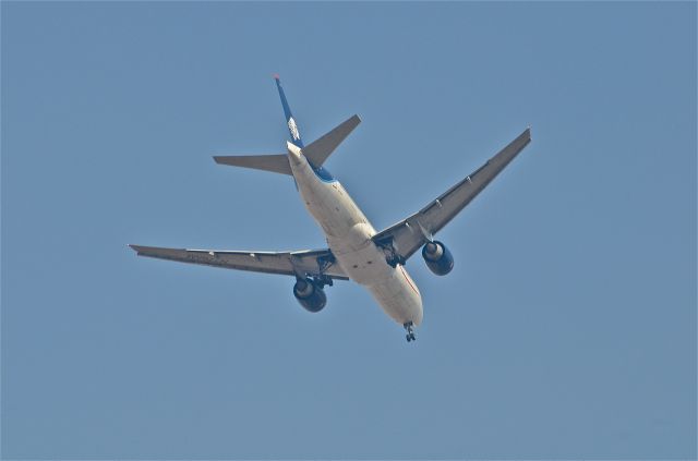 Boeing 777-200 (N776AM) - ON FINALS INTO MMMX