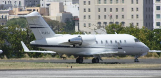 Canadair Challenger (N142J)