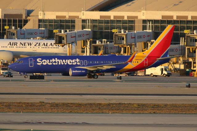 Boeing 737-800 (N8654B)