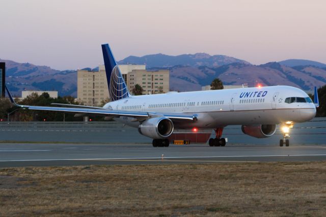 BOEING 757-300 (N75851)