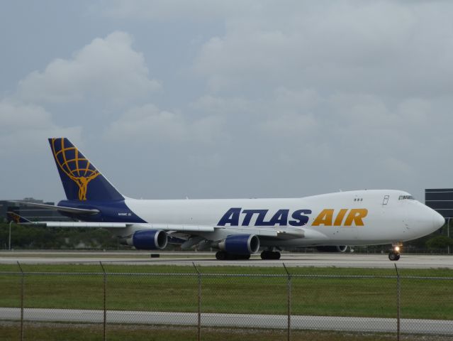 Boeing 747-400 (N415MC)