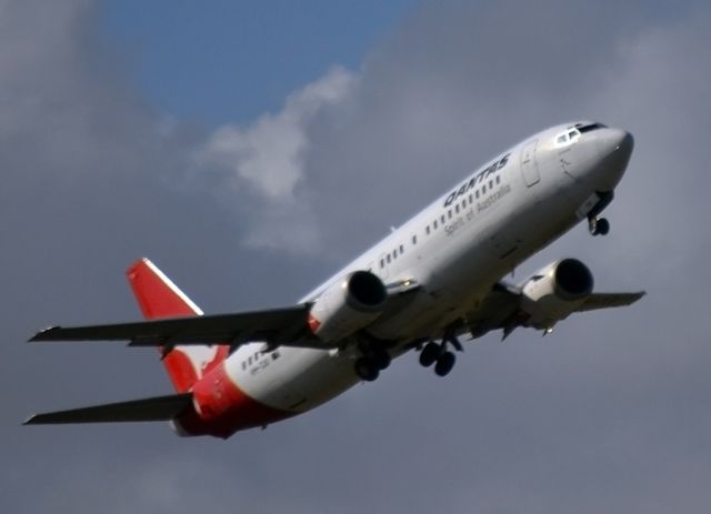 BOEING 737-400 (VH-TJU) - Undercarriage retracting and heading for the next destination after a short turn around in Adelaide.